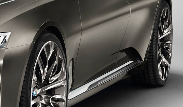 リアにもエアブリーザー用の開口部がそなわる。空気の抜ける出口は、リアのコンビネーションライト下に設けられている