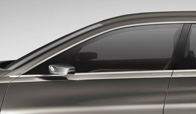 ミラーのステイはウィンドウをとりまくクロームと連続している