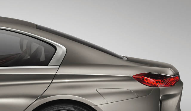 フロントから、ホイールを覆うように後方へ空気の流れをつくりだす、フェンダー裏側のエアブリーザーも、最近のBMWモデルの特徴といえる