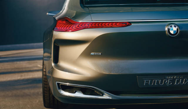 リアコンビネーションライトは有機ELを光源として、BMW伝統のL字型に配置。直下の縦のスリットは、後輪用エアブリーザーの排気口