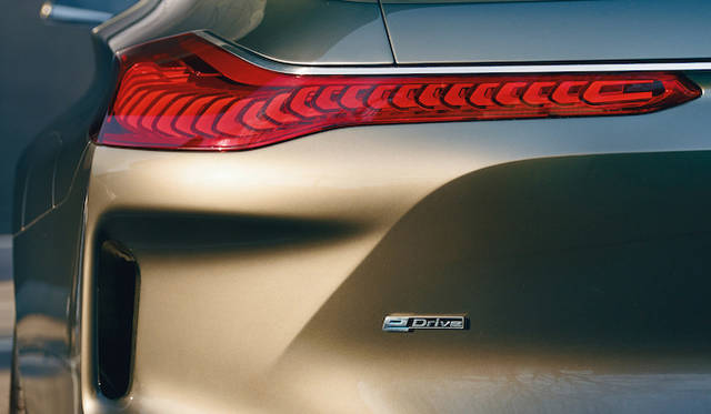 リアコンビネーションライトは有機ELを光源として、BMW伝統のL字型に配置。直下の縦のスリットは、後輪用エアブリーザーの排気口