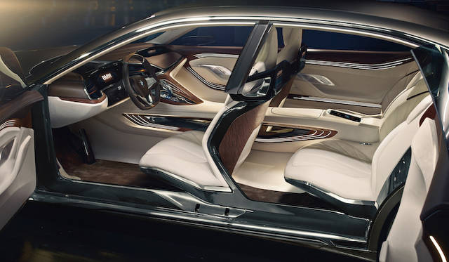 従来型のBピラーレスがない、観音開き構造（コーチドア）はカーボン素材の活用で実現