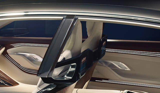 フロントシートのフレームは、そのままシャシーのカーボンと一体化しており、ボディの補強材として利用される