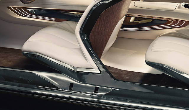 フロントシートのフレームは、そのままシャシーのカーボンと一体化しており、ボディの補強材として利用される