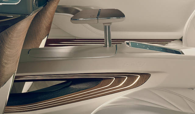 ひき出し式テーブルはセンターにおさまる。また、後席ディスプレイ操作用の取り外し可能なタブレットがおさまる