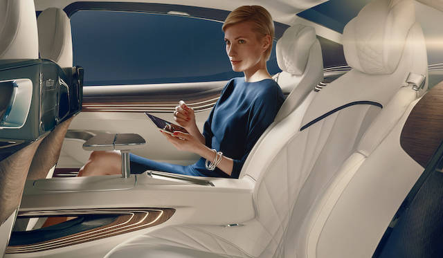 後席用のディスプレイは、取り外し可能なタブレットで操作をおこなう