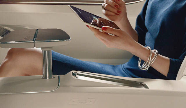 後席用のディスプレイは、取り外し可能なタブレットで操作をおこなう