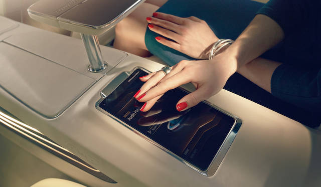 後席用のディスプレイは、取り外し可能なタブレットで操作をおこなう