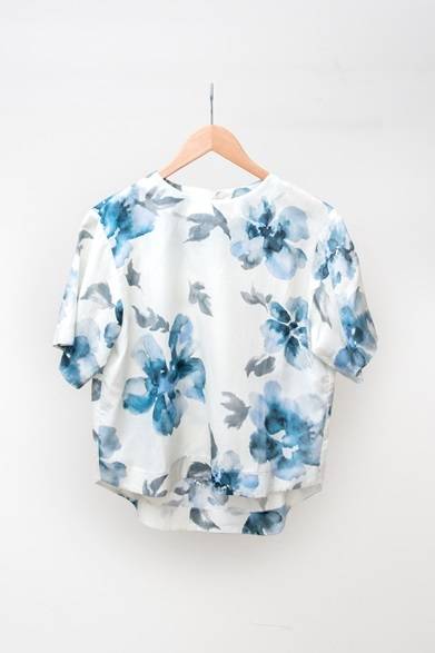 <strong>united bamboo｜ユナイテッドバンブーとエイミー・メリックによる限定ストア登場</strong><br /><br />フラワープリント ブラウス<br />色｜ブルー<br />価格｜2万6000円<br /><br /><br />united bamboo × Amy Merrick<br />ポップアップストア<br />期間｜4月30日（水）～5月11日（日）<br />営業時間｜10：30～20：00<br />場所｜伊勢丹新宿店3階 ウエストパーク プロモーション<br />http://unitedbamboo.jp/