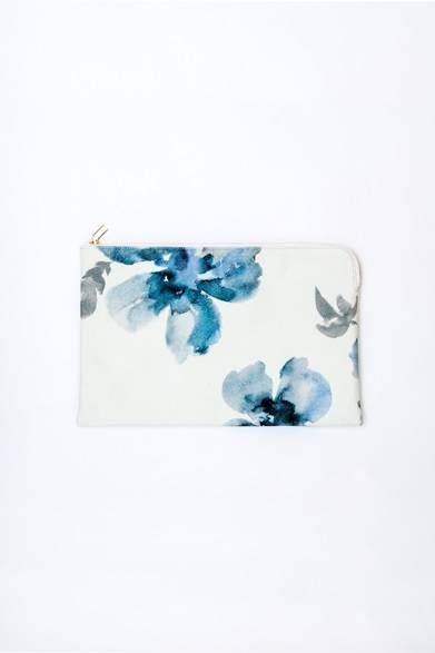 <strong>united bamboo｜ユナイテッドバンブーとエイミー・メリックによる限定ストア登場</strong><br /><br />フラワープリントハンプ ポーチ<br />色｜ブルー<br />価格｜5000円<br /><br /><br />united bamboo × Amy Merrick<br />ポップアップストア<br />期間｜4月30日（水）～5月11日（日）<br />営業時間｜10：30～20：00<br />場所｜伊勢丹新宿店3階 ウエストパーク プロモーション<br />http://unitedbamboo.jp/