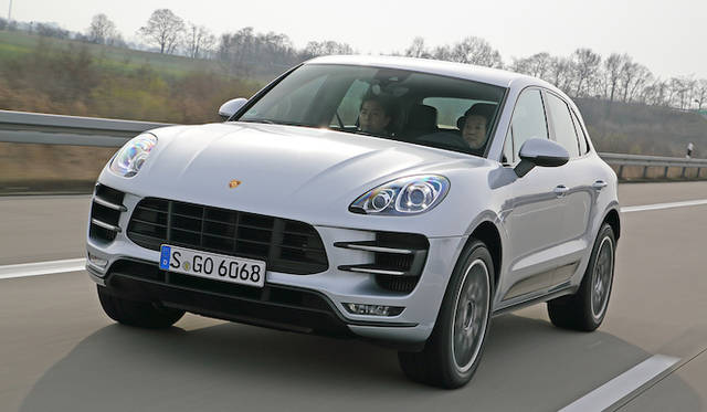 スタート直後から太いトルク感に押し出されつつ加速をつづけ、空いたアウトバーン上ではたちまちオーバー250km/hをマーク。0-100km/h加速タイムはわずか4.8秒と発表。それは、MTをそなえた最新の911カレラとまったくおなじタイムという俊足ぶりだ