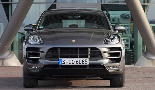 おなじ「ターボ」グレード同士で比べると、マカンはカイエンよりも145mm短く、75mm低い。が、実は全幅はわずか15mmのちがい。結果としてフォルムは“ワイド＆ロー”の印象がグンと強い