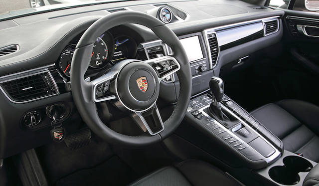 マカンのインテリアは、最近のポルシェファミリー同様、おなじデザイン文法をまとう