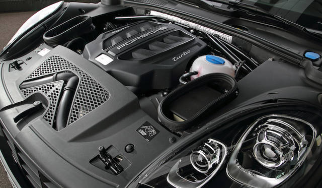 ポルシェ マカン ターボは、3,604 cc V型6気筒 直噴DOHC ツインターボエンジンを搭載。最高出力294 kW（400 ps）、最大トルク550 Nmを発揮する