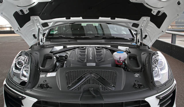 ポルシェ マカン Sは2,997 cc V型6気筒 直噴DOHC ツインターボエンジンを搭載。最高出力250 kW（340 ps）、最大トルク460 Nmを発揮する