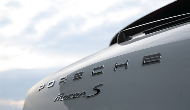 プレーンな造形のテールゲート中央にエンブレムを配し、その両脇に細身のテールランプをマウントするといった手法は“911にそっくり”と表現してすら良さそうだ