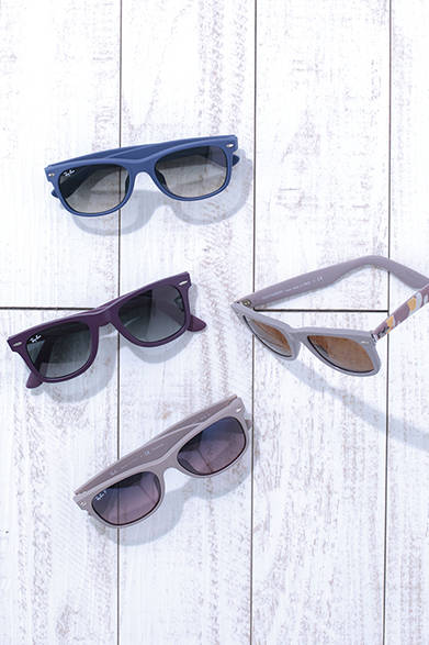 WOMENS｜「NEW WAYFARER」はフロントの傾斜をおさえた細身のモデル。日本人にもフィットし、より自然な着用感を実現している。（写真上から）「NEW WAYFARER」2万4000円、「WAYFARER」2万4000円、「WAYFARER」2万2000円、「NEW WAYFARER」2万7000円（すべてレイバン） <br />※すべて税抜き価格