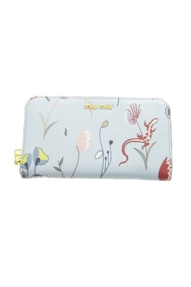 <strong>MIU MIU｜「マドラス」シリーズに新作プリントアイテムが登場</strong><br /><br />ロングウォレット<br />サイズ｜H10×W19cm<br />価格｜6万1000円