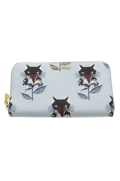 <strong>MIU MIU｜「マドラス」シリーズに新作プリントアイテムが登場</strong><br /><br />ロングウォレット<br />サイズ｜H10×W19cm<br />価格｜6万1000円
