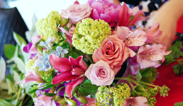 <strong>和気雅美｜FLORALUXE / New York Flower School</strong>　2014母の日はピオニーとカーネーションで