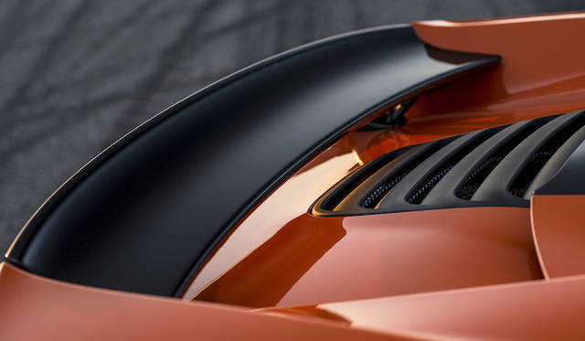 エアロダイナミクスでは、150mph（約240km/h）時のダウンフォースが24パーセント増大したほか、直線などで空気抵抗を減少させて最高速度を向上させるDRS、12Cよりもさらに幅広い状況で機能するエアブレーキなどを装備する