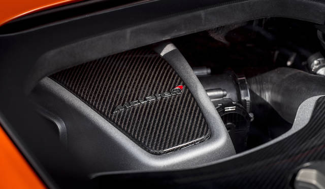 搭載される3.8リッターツインターボV8エンジンは、MP4-12CとおなじM838T型の改良版。MP4-12C比で25ps出力が増され、最高出力650psを発揮する