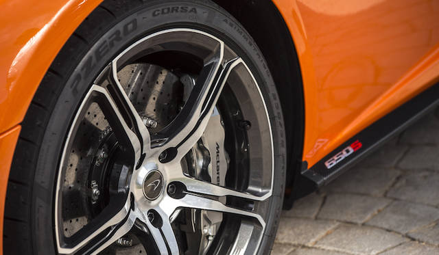 タイヤは前が235/35ZR19、後が305/30ZR20で、試乗車はP Zero CORSAが装着されていた