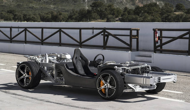 カーボンファイバー製“モノセル”シャシーを採用していることからわかるとおり、12Cと技術的におおくの共通点がある650S