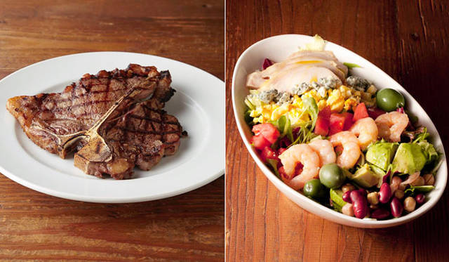 <strong>Brooklyn Parlor OSAKA｜ブルックリンパーラー大阪</strong>　左／T ボーンステーキ（450g／Osaka Special）4800円、右／コブサラダ1300円（以下すべて税抜）