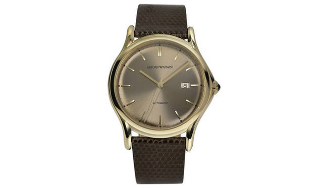 SSケース、ケース経42mm、クオーツムーブメント、SSストラップ、デイト表示、3気圧防水