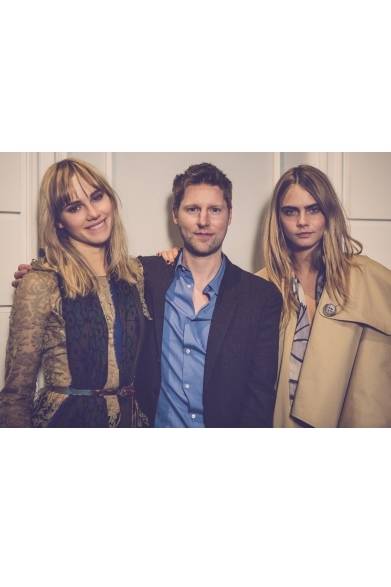 <strong>BURBERRY｜上海旗艦店のオープニングイベント開催</strong>　（左より）スキ・ウォーターハウス、クリストファー・ベイリー、カーラ・デルヴィーニュ
