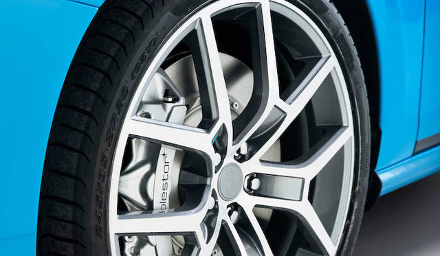 専用デザインの20インチアルミホイール（8.0JX20）。タイヤは245/35R20だ