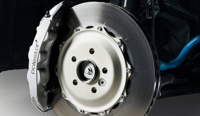 フロントには、ブレンボ製6ピストン ブレーキキャリパーと、おなじくブレンボ製の371x32mmベンチレーテッドブレーキディスクを採用