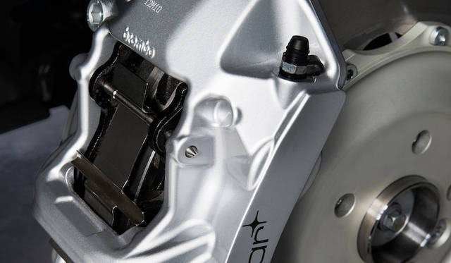 フロントには、ブレンボ製6ピストン ブレーキキャリパーと、おなじくブレンボ製の371x32mmベンチレーテッドブレーキディスクを採用