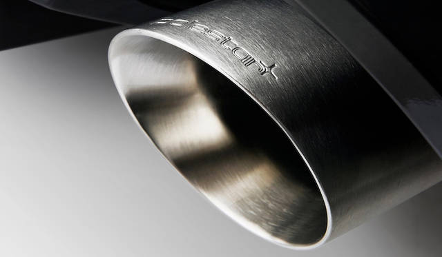 2.5インチのステンレス製専用エキゾーストシステムには、Polestarのロゴが刻まれる