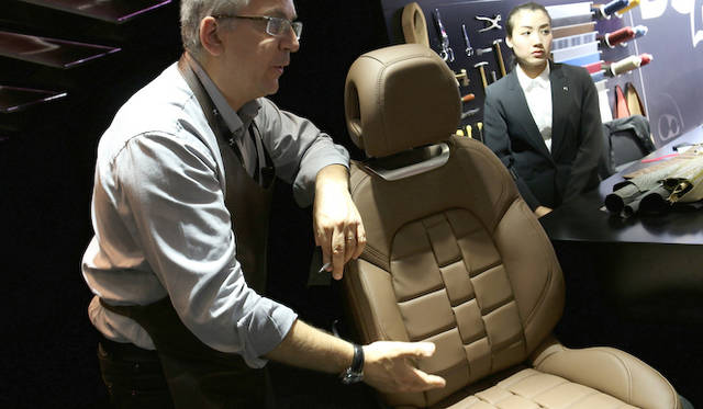 シトロエンDSのクラブレザー シートを説明するシトロエンのジェラール・カンポ氏