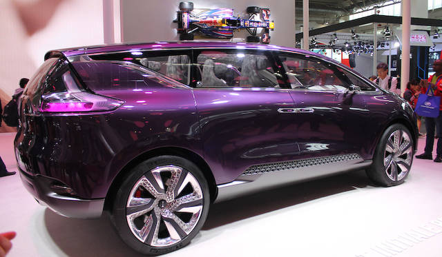 2013年のフランクフルトモーターショーで公開されたコンセプトカー「イニシャル パリ」も展示された