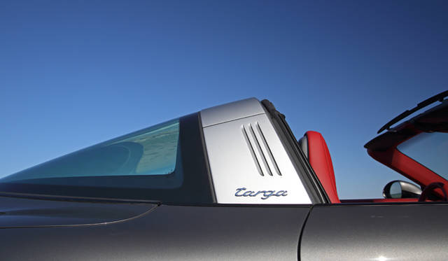 往年の「911 タルガ」を彷彿とさせるキャノピーデザインと、新機構のオープンシステムを採用し、あたらしく生まれかわった最新の「911タルガ」