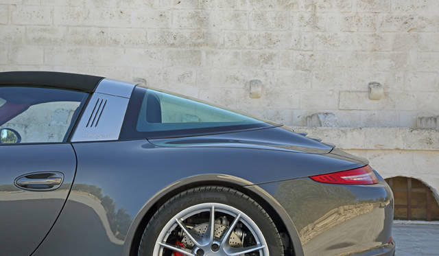 フロントシート上方のルーフセクションが可動式となっており、このルーフセクションは後方を支点として開くリアウィンドウ下に収納される