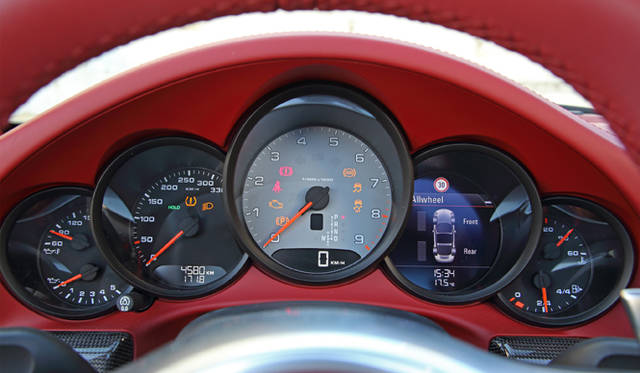 タルガ 4Sの最高出力は294 kW（400 ps）、最大トルクは440 Nm。0-100km/h加速は、4.6 秒（スポーツクロノパッケージの場合、4.4秒）と俊足だ