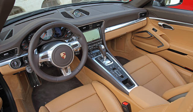 新型「911 タルガ」のインテリアは、他の911と同様のデザインを纏う