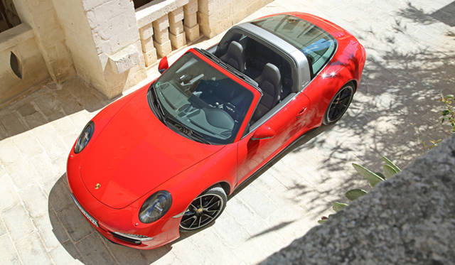 前席上部のルーフのみを取り外し、ボディ剛性の低下を最小限に食い止めながら、手軽にオープンエアモータリングがたのしめるのは、すべての世代で共通するタルガの特徴だ