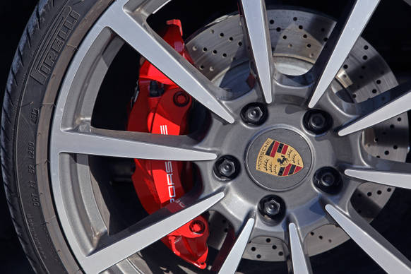 タルガ 4Sが履くタイヤは、フロントが245/35R20、リアが305/30R20という組み合わせ