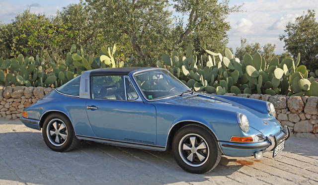 ポルシェが最初にタルガを発表したのは、1965年のフランクフルトモーターショーでのこと。「タルガ・フローリオ」レースで勝利したことを記念してつくられたセミコンバーチブルモデルだった