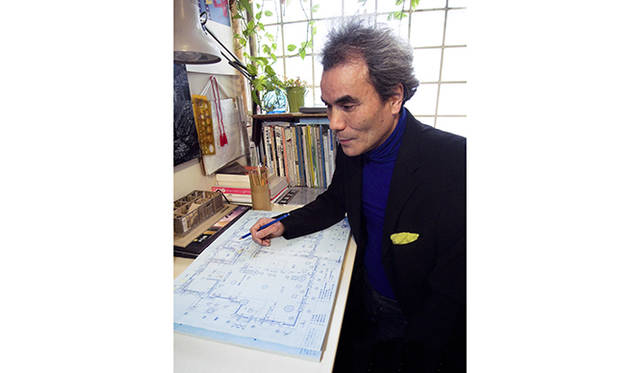 <strong>高崎正治｜TAKASAKI Masaharu</strong><br />1953年、鹿児島県生まれ。建築家ピーター・クック卿に師事。シュツットガルト大学（ドイツ）、グラーツ工科大学（オーストリア）教授と協働。「物こそ人なれ」をスピリットに「物人建築」を創流。1978年ロンドンA.A.スクールにて展覧会を開催し、プロデビューする。「TAKASAKI物人研究所」、「高崎正治都市建築設計事務所」主宰。現在王立英国建築家協会名誉フェロー建築家、京都造形芸術大学教授。