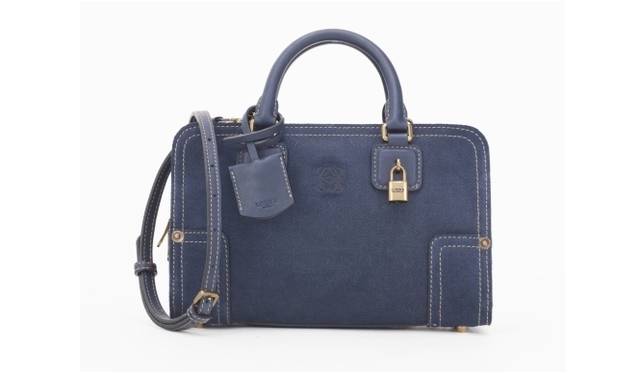 <strong>LOEWE｜新コレクション「インディゴ」誕生</strong>　AMAZONA23 INDIGO [W23.5×H15×D9] 24万8000円　（予定価格／5月末より、表参道直営店にて先行発売）