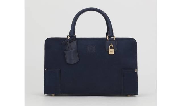 <strong>LOEWE｜新コレクション「インディゴ」誕生</strong>　AMAZONA44 INDIGO [W44×H28.5×D19]  34万9000円　（予定価格／5月末より、表参道直営店にて先行発売）