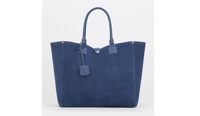 <strong>LOEWE｜新コレクション「インディゴ」誕生</strong>　LEO LARGE INDIGO [W44×H35×D22]  31万4000円　（予定価格／5月末より、表参道直営店にて先行発売）