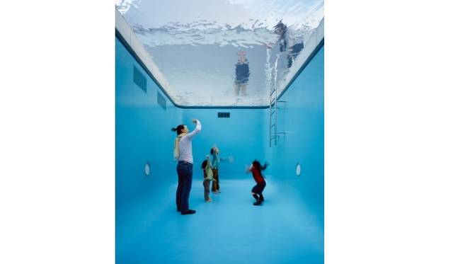 <strong>ART｜金沢21世紀美術館で『レアンドロ・エルリッヒ－ありきたりの？』</strong>　《スイミング・プール》 2004© Leandro Erlich Studiophoto: Atsushi Nakamichi/Nacása & Partners