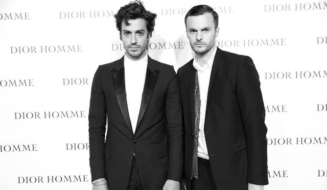 <strong>DIOR HOMME｜上海にてランウェイショーを開催</strong>　（左より）ゲサフェルスタイン氏とクリス・ヴァン・アッシュ氏